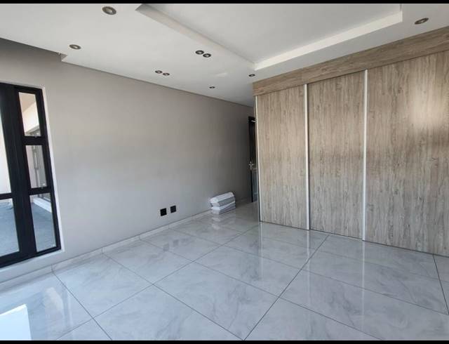 4 BEDROOM CLUSTER FOR SALE IN HOUGHTON ESTATE